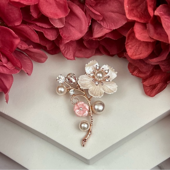 Crystal and Pearl Flower Brooch Lapel Pin - Picture 3 of 9